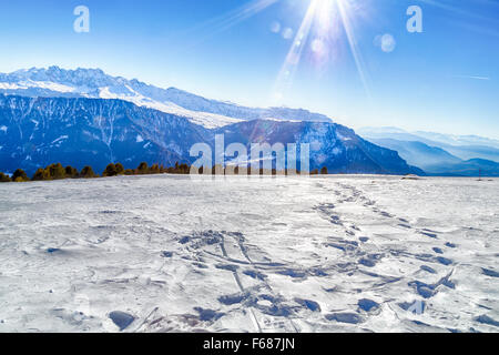 Wanderwege auf Neuschnee auf Dolomiten Alpen Stockfoto