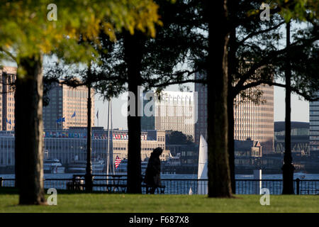 Boston Harbor, Meer Hafenviertel Skyline gesehen von Piers Park in East Boston, Massachusetts Stockfoto