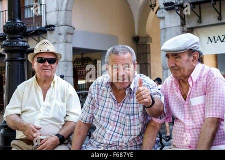 Toledo Spanien, Europa, Spanisch, Hispanic Plaza de Zocodover, historisches Zentrum, Hispanic Mann Männer männlich, Freunde, Senioren Bürger, sitzen, reden, Stockfoto