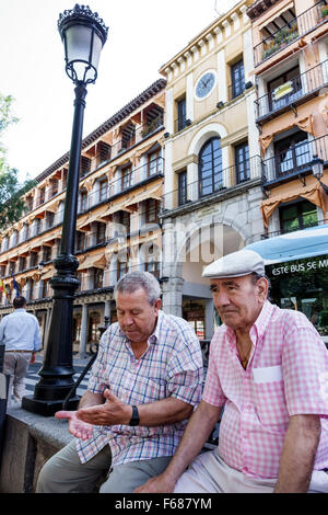 Toledo Spanien, Europa, Spanisch, Hispanic Plaza de Zocodover, historisches Zentrum, Hispanic Mann Männer männlich, Freunde, Senioren Bürger, sitzen, reden, Stockfoto