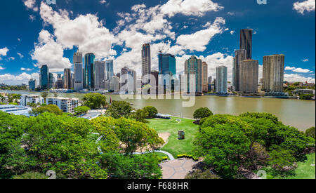 BRISBANE, AUS - 13. November 2015: Panoramablick auf die Skyline von Brisbane und den Fluss. Es ist Australiens drittgrößte Stadt, Hauptstadt von Q Stockfoto