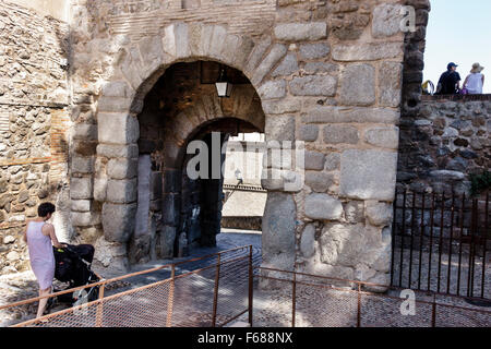 Toledo Spanien, Europa, Spanisch, lateinamerikanisch-lateinamerikanische Minderheit von Einwanderern, Weltkulturerbe, historisches Zentrum, Calle Cristo de la Luz, Puer Stockfoto