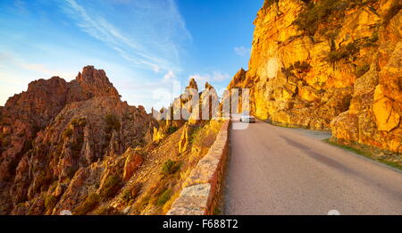 Berge-Straße durch den Calanches de Piana, Golfe de Porto, Korsika, Frankreich, UNESCO Stockfoto