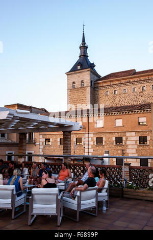 Toledo Spanien, Europa, Spanisch, Hispanic Carlos V, Hotel, Terrasse, teraza, Dachterrasse, Blick auf Alcazar, Dämmerung, Abend, Abend, Abend, hispanischer Mann, Männer, Frau fema Stockfoto