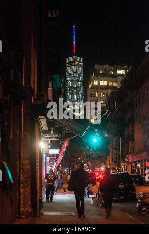 New York, USA. 13. November 2015.  Die 408 Fuß Turmspitze des One World Trade Center (Freedom Tower) leuchtet in den Farben der französischen Nationalflagge, zur Solidarität mit den Menschen in Frankreich, nach den Nachrichten, die bis zu 120 Personen tot im Zuge des 13. November 2015 befürchtet wurden terroristische Anschläge. Bildnachweis: Stacy Walsh Rosenstock/Alamy Live-Nachrichten Stockfoto