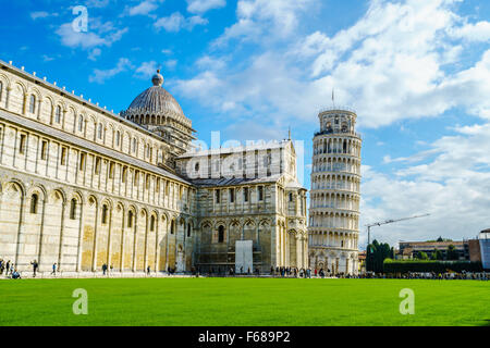 Pisa, Italien - 19. Oktober 2015: Masse der Touristen besuchen Pisa Kathedrale und der schiefe Turm von Pisa am 19. Oktober 2015. Stockfoto