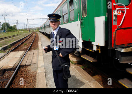 Zugbegleiter Tschechische Eisenbahnen Ceske Drahy, ländlicher Bahnhof Tschechische Republik Zugbegleiter Stockfoto