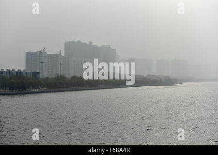 Taiyuan, China Shanxi Provinz. 14. November 2015. Dichter Nebel hüllt Gebäude in Taiyuan, Hauptstadt der Provinz Nord-China Shanxi, 14. November 2015. Ein Nebel hat in Nord-China für mehrere Tage verweilte. © Zhan Yan/Xinhua/Alamy Live-Nachrichten Stockfoto