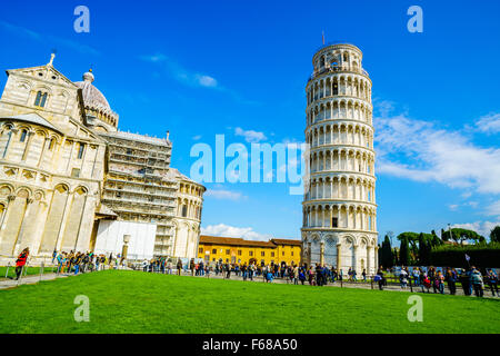 Pisa, Italien - 19. Oktober 2015: Masse der Touristen besuchen die berühmten Bauwerken in der Piazza dei Miracoli in Pisa, Italien am 19. Oktober 2015. Stockfoto