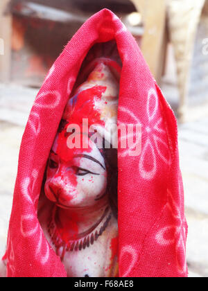 Gott Hanuman Idol mit rotem Tuch bedeckt und Mennige auf Gesicht Stockfoto