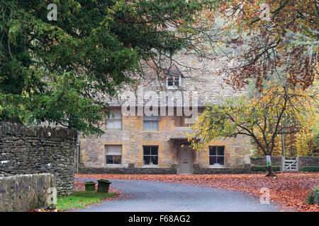 Herbstliche Cotswold-Ferienhaus in Naunton. Cotswolds, Gloucestershire, England Stockfoto