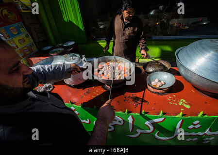 Traditionelles Restaurant mit Kebap, zubereitet am offenen Ofen mit Holz Kohle in Shahr-e Naw, zentralen Teil von Kabul, Afghanistan Stockfoto