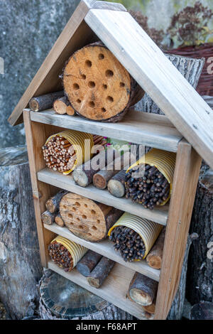 Insektenhotel für verschiedene Bugs im Garten Stockfoto