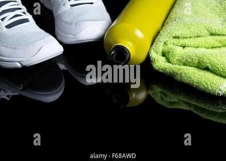 die Sport-Konzept. Flasche, Schuhe und Handtuch Stockfoto