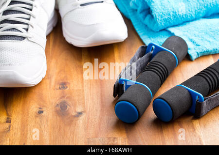 die Sport-Konzept. Hanteln, Schuhe und Handtuch Stockfoto