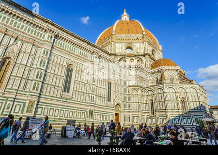 Florenz, Italien - 19. Oktober 2015: Blick auf die Kathedrale der Heiligen Maria der Blume mit Touristen an Florenz, Italien am 19. Oktober 2015. Stockfoto