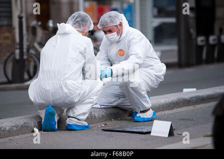 Polizisten in Schutzanzügen Sichern bin 14.11.2015 Vor Dem Cafe Comptoir Voltaire in Paris (Frankreich) Spuren. Bei Einer Serie von Terroranschlägen in Paris Wurden Mindestens 120 Menschen Getötet. Foto: Marius Becker/Dpa (c) Dpa - Bildfunk Stockfoto