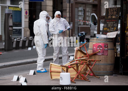 Dpatopbilder - Polizisten in Schutzanzügen Sichern am 14.11.2015 Vor Dem Cafe Comptoir Voltaire in Paris (Frankreich) Spuren. Bei Einer Serie von Terroranschlägen in Paris Wurden Mindestens 120 Menschen Getötet. Foto: Marius Becker/Dpa (c) Dpa - Bildfunk Stockfoto