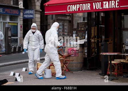 Dpatopbilder - Polizisten in Schutzanzügen Sichern am 14.11.2015 Vor Dem Cafe Comptoir Voltaire in Paris (Frankreich) Spuren. Bei Einer Serie von Terroranschlägen in Paris Wurden Mindestens 120 Menschen Getötet. Foto: Marius Becker/Dpa (c) Dpa - Bildfunk Stockfoto