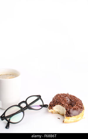Chokolade Donuts wurde gegessen Konzept mit Brille und ein heißes Getränk im Rahmen Stockfoto