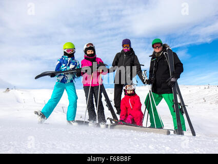 Familie auf das Skifahren Stockfoto