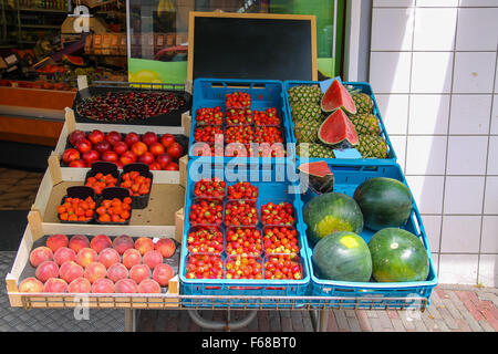 Regal mit frischen Früchten im greengrocery Store in Zandvoort, Niederlande Stockfoto