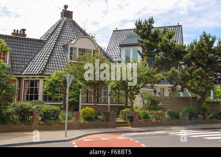 Moderne schöne Häuser in der Haarlemmerstraat Street in Zandvoort, Niederlande Stockfoto