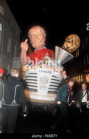 Die Cliffe Bonfire Gesellschaft Tableau mit Sepp Blatter bei Lewes Bonfire 2015 feiern heute Abend Stockfoto