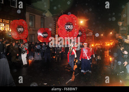 Mitglieder der Cliffe Bonfire Society bei den Lewes Bonfire Feierlichkeiten heute Abend Stockfoto