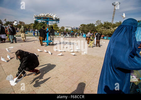 Park mit weißen Tauben um den Schrein von Ali in Mazar-i Sharif, Afghanistan Stockfoto