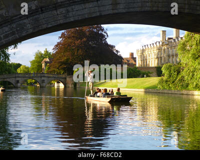 Blick auf einem Kahn auf dem Fluss Cam vor Clare College, Cambridge, UK. Umrahmt von Kings College Brücke Stockfoto