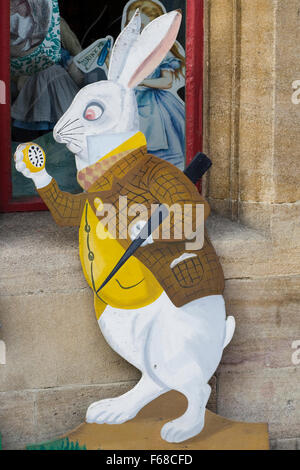 Alice im Wunderland-Statue an der Alice-Shop in Oxford Stockfoto