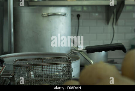 Fritteuse mit kochendem Öl auf Fast-Food-Küche. Stockfoto