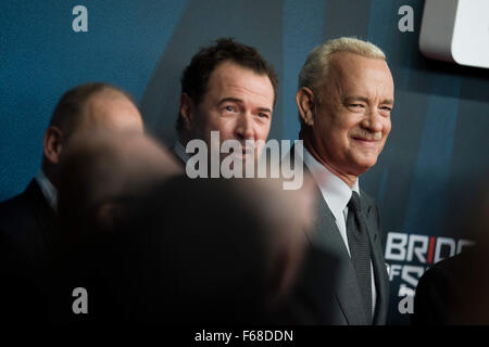 Berlin, Deutschland. 13. November 2015. Deutscher Schauspieler Sebastian Koch (l) und US-Schauspieler Tom Hanks besuchen die Premiere des Films "Agentenbrücke" in Berlin, Deutschland, 13. November 2015. Der Film startet in den Kinos in Deutschland am 26. November 2015. Foto: Gregor Fischer/Dpa/Alamy Live News Stockfoto