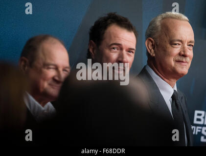 Berlin, Deutschland. 13. November 2015. Deutsche Schauspieler Burghart Klaußner (l-R), Sebastian Koch und US-Schauspieler Tom Hanks besuchen die Premiere des Films "Agentenbrücke" in Berlin, Deutschland, 13. November 2015. Der Film startet in den Kinos in Deutschland am 26. November 2015. Foto: Gregor Fischer/Dpa/Alamy Live News Stockfoto