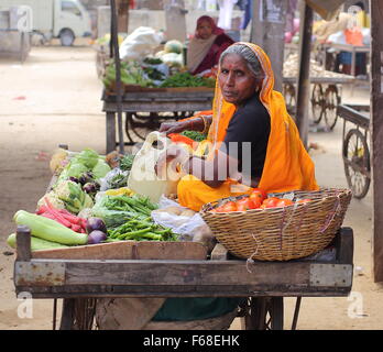 Standinhaber Verkauf von Gemüse in Sawai Madhopur Markt Stockfoto