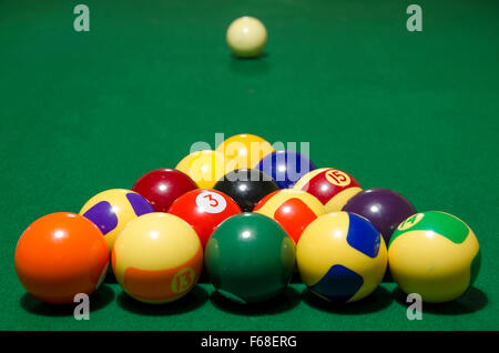 Pool Break Off mit weißen Ball Stockfoto