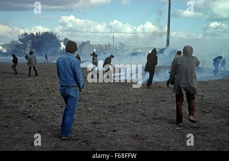 Französische antinukleäre Demonstranten im Feld mit CS-Gas von französische Polizei Riot Squad, Plogoff, Bretagne, Frankreich Stockfoto