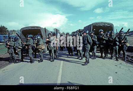 Französische Polizei, Gendarmerie Mobile aufgereiht gegen antinukleäre Demonstranten in Plogoff, kleinen Dorf in Süd-West-Bretagne, Frankreich Stockfoto