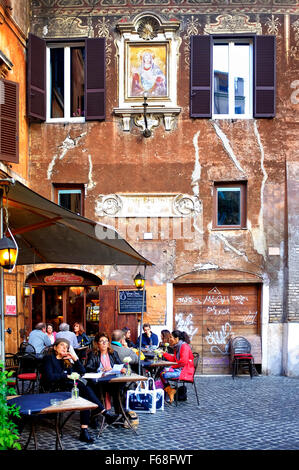 Alte Ställe des Palazzo Orsini mit einem Gemälde der stillenden Madonna in Piazza del Biscione, Rom, Italien Stockfoto