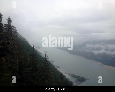 Regentag-Blick auf den Gastineau Channel von Mount Roberts, Juneau, Alaska. Stockfoto