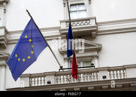 London, UK. 14. November 2015. Nationalflagge Frankreichs auf Halbmast oberhalb der französischen Botschaft in London nach den Terroranschlägen von Paris im Freitag 13. November Credit: Amer Ghazzal/Alamy Live-Nachrichten Stockfoto