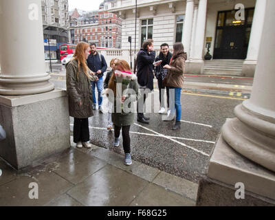 Floral Tribute befinden sich auf der Treppe von der französischen Botschaft in London nach den Terroranschlägen in Paris am Freitag, 13. November Credit: Amer Ghazzal/Alamy Live-Nachrichten Stockfoto