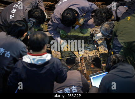 (151114)--NANCHANG, 14. November 2015 (Xinhua)--Archäologen klar einen gebrochenen Lack-Bildschirm in der Hauptkammer des Grabes von "Haihunhou" oder Marquis von Haihun, die aus der westlichen Han-Dynastie (206 v. Chr. - 8 n. Chr.), in Nanchang, Hauptstadt der Osten Chinas Jiangxi Provinz, 14. November 2015 stammt. Eine Porträt von Archäologen des Konfuzius zu sein beansprucht wurde restauriert, vom Lack Bildschirm ausgegraben hier Samstag, die möglicherweise das früheste Porträt des alten weisen bisher in China entdeckt. Archäologen haben bisher mehr als 10.000 Erbe Stücke aus den Gräbern, Streitwagen, einschließlich ausgegraben b Stockfoto