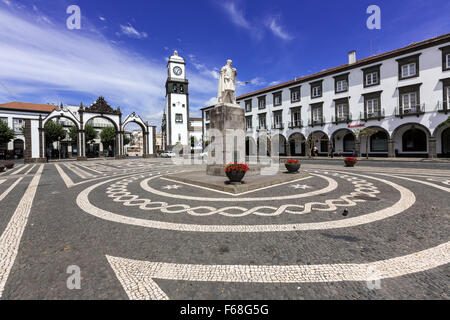 Die Portas da Cidade, Tore in die Stadt und den Turm der Kirche St. Sebastian in Ponta Delgada, São Miguel, Azoren, Portugal Stockfoto