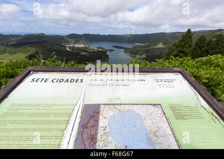 Midadouro Vista Rei, zeigt die Doppelseen von Lagoa Das Sete Cidad, Ponta Delgada, São Miguel, Azoren, Portugal Stockfoto