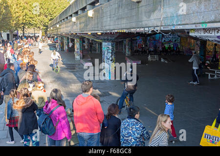 Menschen beobachten Skateboarder in Southbank Skatepark, London Stockfoto