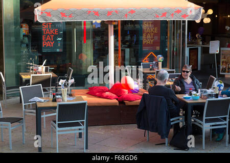 Leute sitzen außerhalb von Yo Sushi Restaurant, South Bank, London Stockfoto