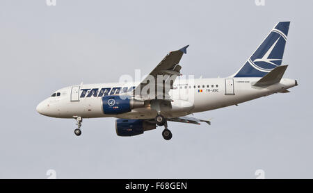 Tarom Romanian Air Transport Airbus A318 YR-ASC in Land kommen am Flughafen London Heathrow LHR Stockfoto