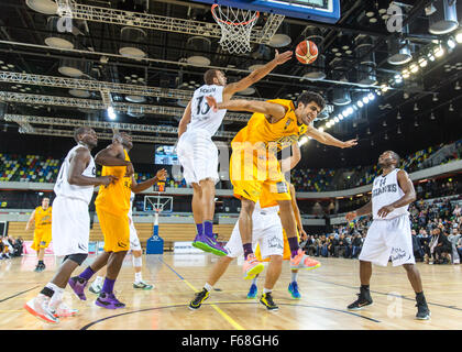 Olympiapark, London, UK, 13. November 2015. Löwen keine 9 Gisbert Freckleton unter dem Korb. Riesen keine 13 Nathan Schall wehrt den Schuss. Löwen gewinnen 85-60. Copyright Carol Moir/Alamy Live News Stockfoto